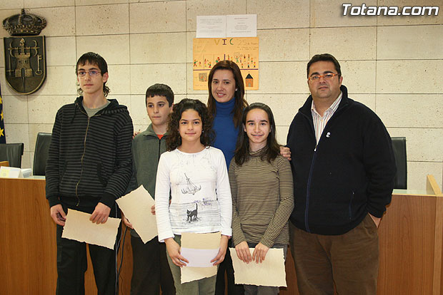 ENTREGAN EL PREMIO DEL “I CONCURSO DE CARTELES SOBRE LA VIOLENCIA DE GÉNERO”, Foto 1