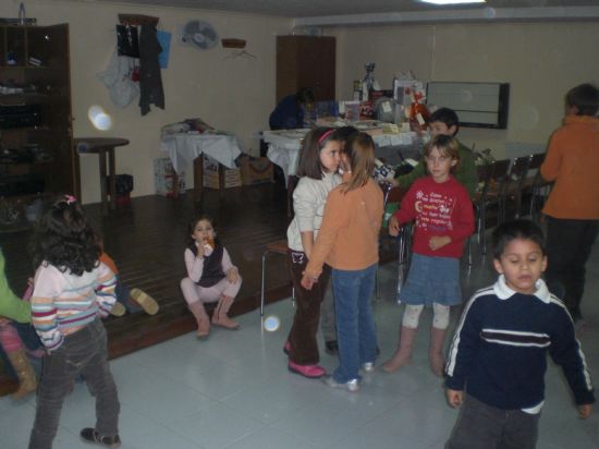 UN TOTAL DE 160 FAMILIAS DE LA ASOCIACIÓN DE PADRES Y MADRES DEL COLEGIO COMARCAL-DEITANIA CELEBRAN UNA CONVIVENCIA EN EL CENTRO MUNICIPAL DE PERSONAS MAYORES (2007), Foto 4