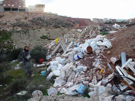 IZQUIERDA UNIDA DENUNCIA UN GRAN VERTEDERO INCONTROLADO A LA ENTRADA DE ALEDO, QUE PODRÍA CONTAMINAR LA RAMBLA DE LOS MOLINOS QUE DISCURRE POR EL MUNICIPIO DE TOTANA, Foto 1