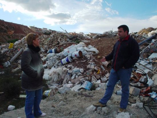 IZQUIERDA UNIDA DENUNCIA UN GRAN VERTEDERO INCONTROLADO A LA ENTRADA DE ALEDO, QUE PODRÍA CONTAMINAR LA RAMBLA DE LOS MOLINOS QUE DISCURRE POR EL MUNICIPIO DE TOTANA, Foto 2