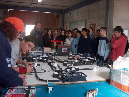 UN GRUPO DE ALUMNOS DEL COLEGIO “REINA SOFIA” VISITA LAS INSTALACIONES DEL CENTRO DE DESARROLLO LOCAL Y LA ESCUELA TALLER , Foto 1