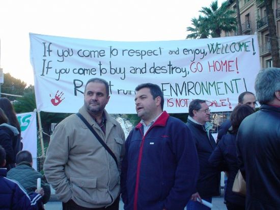 DIRIGENTES DE IU EN TOTANA ESTUVIERON EN LA MANIFESTACIÓN DEL SÁBADO CONTRA LA ESPECULACIÓN ENLA REGIÓN DE MURCIA, Foto 2