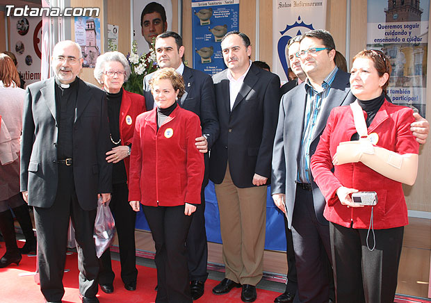 EL ALCALDE Y EL CONCEJAL DE BIENESTAR SOCIAL INAUGURAN EN MURCIA EL STAND CON EL QUE LA ASOCIACIÓN “SALUS INFIRMORUM” DE TOTANA PARTICIPA EN LAS “VII JORNADAS INTERNACIONALES DE CARIDAD Y VOLUNTARIADO UCAM 2008”, Foto 1