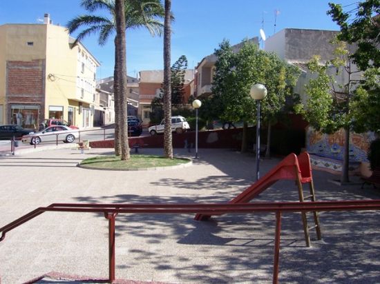 LOS CONCEJALES DE IU EN TOTANA PROPONEN MEJORAR LA SEGURIDAD EN LAS ZONA DE JUEGOS ESCOLARES DE JARDINES PÚBLICOS, Foto 1