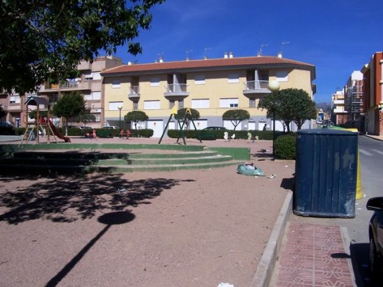 LOS CONCEJALES DE IU EN TOTANA PROPONEN MEJORAR LA SEGURIDAD EN LAS ZONA DE JUEGOS ESCOLARES DE JARDINES PÚBLICOS, Foto 2