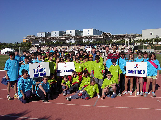 LA CONCEJALÍA DE DEPORTES Y EL CLUB ATLETISMO TOTANA DESPLAZARON A 32 ESCOLARES DE TOTANA PARA PARTICIPAR EN LA FINAL REGIONAL ESCOLAR DE ATLETISMO, Foto 1