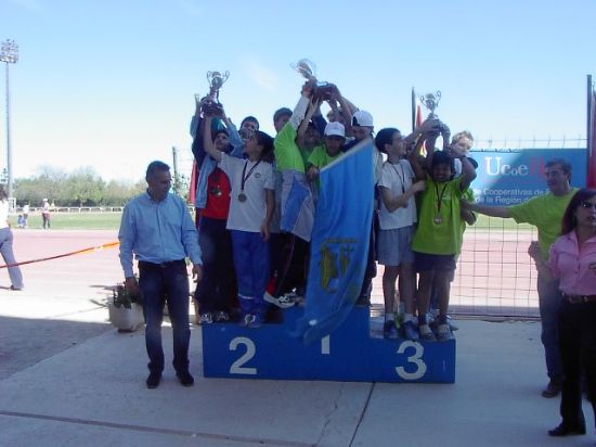 LA CONCEJALÍA DE DEPORTES Y EL CLUB ATLETISMO TOTANA DESPLAZARON A 32 ESCOLARES DE TOTANA PARA PARTICIPAR EN LA FINAL REGIONAL ESCOLAR DE ATLETISMO, Foto 4