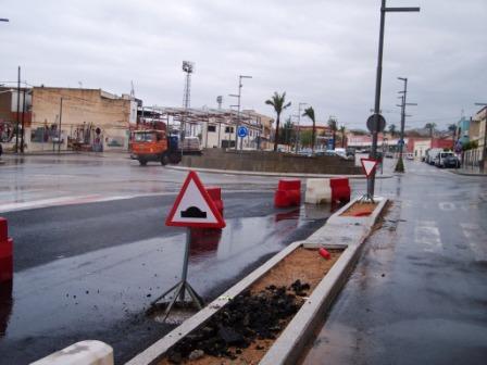 IZQUIERDA UNIDA DICE QUE SIGUE LA CHAPUZA EN LAS OBRAS DEL DESVÍO: ARRANCAN QUINCE PALMERAS QUE PLANTARON CUANDO VINO VALCÁRCEL PARA EL DÍA DE LA REGIÓN, Foto 2