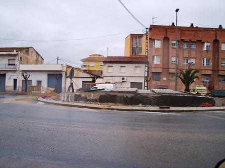 IZQUIERDA UNIDA DICE QUE SIGUE LA CHAPUZA EN LAS OBRAS DEL DESVÍO: ARRANCAN QUINCE PALMERAS QUE PLANTARON CUANDO VINO VALCÁRCEL PARA EL DÍA DE LA REGIÓN, Foto 3