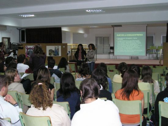 EL SERVICIO MUNICIPAL DE ATENCION SOCIAL A PERSONAS CON ENFERMEDAD MENTAL GRAVE (SASPEM) LLEVA A CABO UNAS CHARLAS DE SENSIBILIZACIÓN EN EL IES “JUAN DE LA CIERVA”, Foto 1