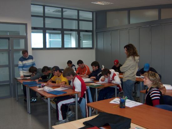 LOS ALUMNOS DE INICIACIÓN PROFESIONAL DE FONTANERÍA DE LA CONCEJALÍA DE FOMENTO Y EMPLEO PARTICIPAN EN UN PROGRAMA DE DROGODEPENDENCIAS, Foto 2