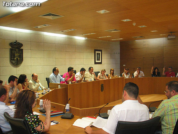 EL PLENO APRUEBA POR UNANIMIDAD LA ESTRUCTURA ORGANIZATIVA Y ADMINISTRATIVA PARA LA NUEVA LEGISLATURA 2007/2011 QUE POSIBILITARÁ EL FUNCIONAMIENTO DE LAS DISTINTAS CONCEJALIAS Y LOS GRUPOS MUNICIPALES, Foto 1