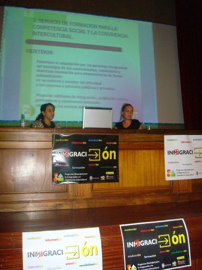 ORGANIZAN UNA SESIÓN INFORMATIVA PARA DAR A CONOCER LOS NUEVOS SERVICIOS Y RECURSOS MUNICIPALES PUESTOS EN MARCHA PARA LA INTEGRACIÓN DE LAS PERSONAS INMIGRANTES, Foto 1