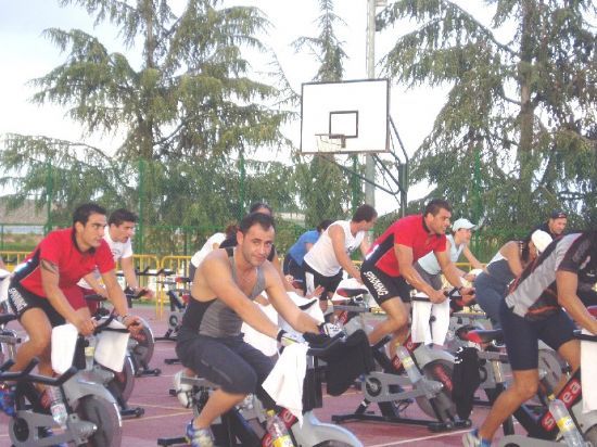 UNOS SESENTA DEPORTISTAS PARTICIPAN EN LAS I NUEVE HORAS DE SPINNING CIUDAD DE TOTANA , Foto 1