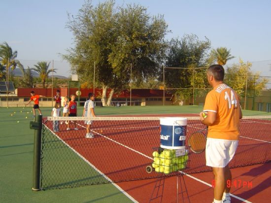 MÁS DE 80 PERSONAS SE APUNTAN A LAS CLASES DE LA ESCUELA DE TENIS “SIERRA ESPUÑA” PARA NIÑOS Y ADULTOS QUE TENDRÁN LUGAR EN EL POLIDEPORTIVO Y LA CIUDAD DEPORTIVA DURANTE ESTE CURSO 2007- 2008, Foto 1