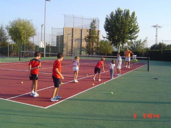 MÁS DE 80 PERSONAS SE APUNTAN A LAS CLASES DE LA ESCUELA DE TENIS “SIERRA ESPUÑA” PARA NIÑOS Y ADULTOS QUE TENDRÁN LUGAR EN EL POLIDEPORTIVO Y LA CIUDAD DEPORTIVA DURANTE ESTE CURSO 2007- 2008, Foto 2