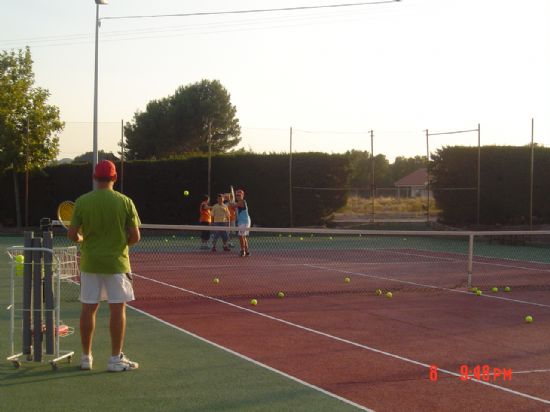 MÁS DE 80 PERSONAS SE APUNTAN A LAS CLASES DE LA ESCUELA DE TENIS “SIERRA ESPUÑA” PARA NIÑOS Y ADULTOS QUE TENDRÁN LUGAR EN EL POLIDEPORTIVO Y LA CIUDAD DEPORTIVA DURANTE ESTE CURSO 2007- 2008, Foto 4