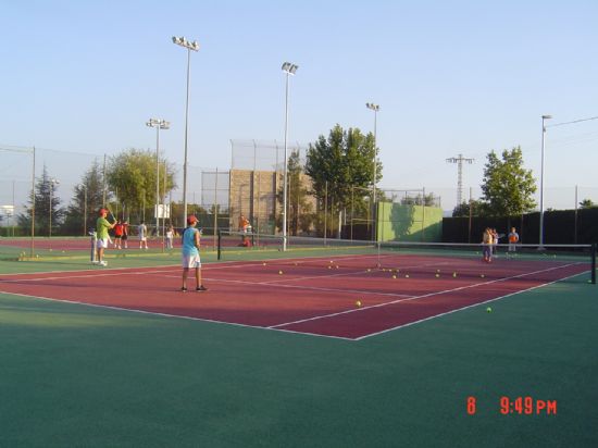 MÁS DE 80 PERSONAS SE APUNTAN A LAS CLASES DE LA ESCUELA DE TENIS “SIERRA ESPUÑA” PARA NIÑOS Y ADULTOS QUE TENDRÁN LUGAR EN EL POLIDEPORTIVO Y LA CIUDAD DEPORTIVA DURANTE ESTE CURSO 2007- 2008, Foto 5