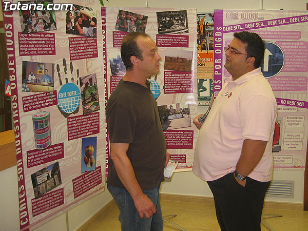 LA MUESTRA ITINERANTE “CONTIGO, OTRO MUNDO ES POSIBLE”, QUE PERMANECE EXPUESTA EN LA CONCEJALÍA DE PARTICIPACIÓN CIUDADANA, HACE UN RECORRIDO POR EL INTENSO TRABAJO QUE VARIAS ONGD´S REGIONALES REALIZAN PARA SENSIBILIZAR A LA CIUDADANÍA, Foto 2