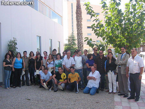 LOS CUATRO TALLERES DE ALBAÑILERÍA, CERRAJERÍA, JARDINERÍA Y ELECTRICIDAD DE LA ESCUELA TALLER “SANTA EULALIA” SE CLAUSURAN CON LA ENTREGA DE DIPLOMAS A UN TOTAL DE 32 ALUMNOS DEL MUNICIPIO, Foto 1