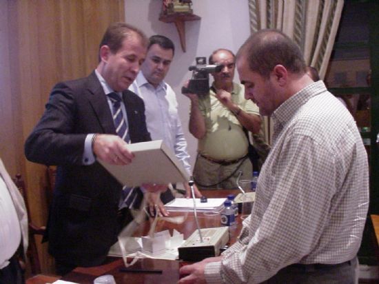 CORPORACIÓN MUNICIPAL RINDE HOMENAJE AL CONCEJAL DE IU JUAN JOSÉ CÁNOVAS TRAS ANUNCIAR SU RETIRADA POR ENFERMEDAD, Foto 1