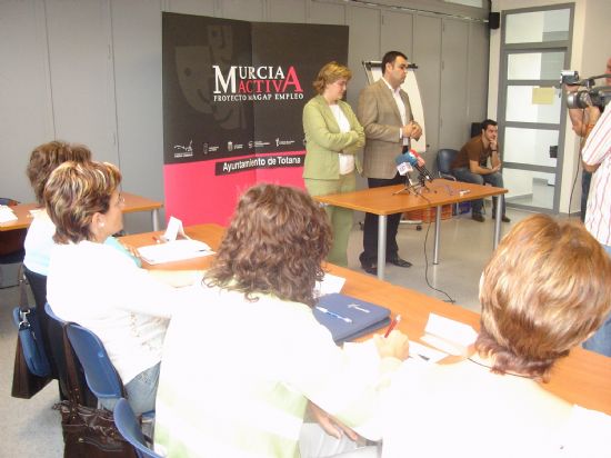 EL CONCEJAL DE FOMENTO Y EMPLEO INAUGURA EL CURSO DE ATENCIÓN AL PÚBLICO E INGLÉS DENTRO DEL MAGAP-EMPLEO, Foto 1
