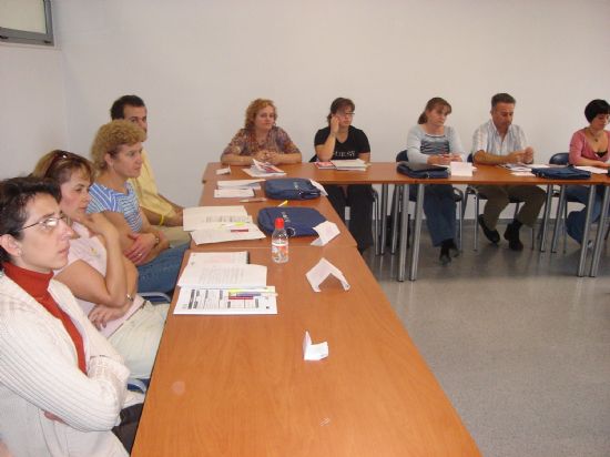 EL CONCEJAL DE FOMENTO Y EMPLEO INAUGURA EL CURSO DE ATENCIÓN AL PÚBLICO E INGLÉS DENTRO DEL MAGAP-EMPLEO, Foto 2