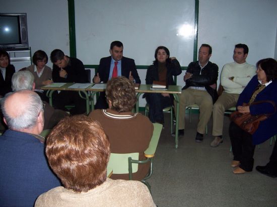 EL ALCALDE SE REÚNE CON LA ASOCIACIÓN DE VECINOS DEL BARRIO OLÍMPICO, LAS PERAS, TRIPTOLEMOS Y LA ESTACIÓN PARA INFORMAR DE LAS INVERSIONES Y PROYECTOS QUE SE VAN A EJECUTAR EN ESTA ZONA (2007), Foto 1