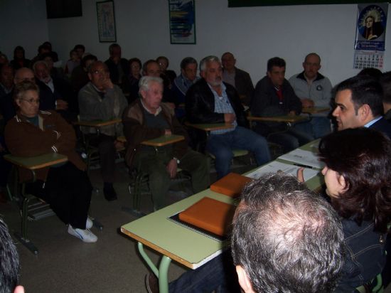 EL ALCALDE SE REÚNE CON LA ASOCIACIÓN DE VECINOS DEL BARRIO OLÍMPICO, LAS PERAS, TRIPTOLEMOS Y LA ESTACIÓN PARA INFORMAR DE LAS INVERSIONES Y PROYECTOS QUE SE VAN A EJECUTAR EN ESTA ZONA (2007), Foto 2