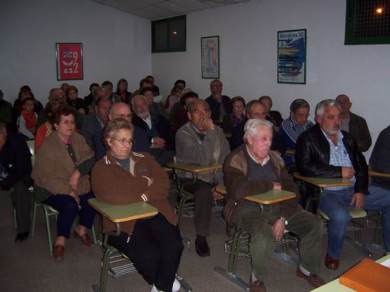 EL ALCALDE SE REÚNE CON LA ASOCIACIÓN DE VECINOS DEL BARRIO OLÍMPICO, LAS PERAS, TRIPTOLEMOS Y LA ESTACIÓN PARA INFORMAR DE LAS INVERSIONES Y PROYECTOS QUE SE VAN A EJECUTAR EN ESTA ZONA (2007), Foto 3