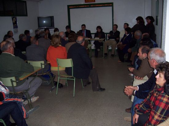 EL ALCALDE SE REÚNE CON LA ASOCIACIÓN DE VECINOS DEL BARRIO OLÍMPICO, LAS PERAS, TRIPTOLEMOS Y LA ESTACIÓN PARA INFORMAR DE LAS INVERSIONES Y PROYECTOS QUE SE VAN A EJECUTAR EN ESTA ZONA (2007), Foto 4