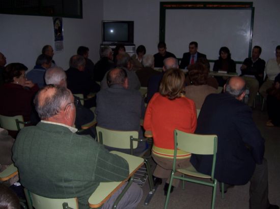 EL ALCALDE SE REÚNE CON LA ASOCIACIÓN DE VECINOS DEL BARRIO OLÍMPICO, LAS PERAS, TRIPTOLEMOS Y LA ESTACIÓN PARA INFORMAR DE LAS INVERSIONES Y PROYECTOS QUE SE VAN A EJECUTAR EN ESTA ZONA (2007), Foto 5