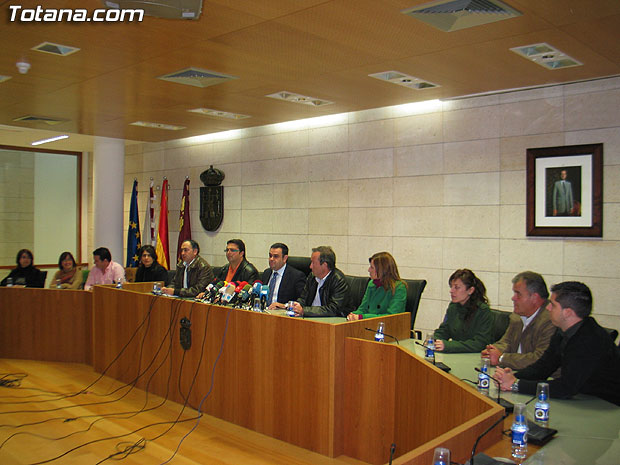 RUEDA DE PRENSA - DECLARACIÓN INSTITUCIONAL SOBRE LOS HECHOS ACONTECIDOS EN EL MUNICIPIO DURANTE LAS ÚLTIMAS HORAS, Foto 1