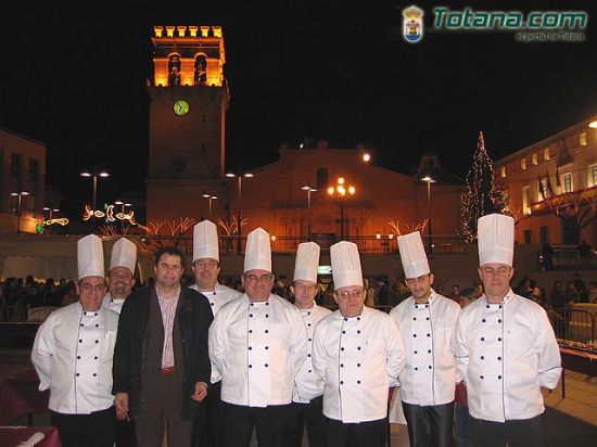 SIETE ARTESANOS PASTELEROS REALIZAN TURNOS ININTERRUMPIDOS DESDE EL PASADO DOMINGO PARA CONSEGUIR EL MAYOR ROSCÓN DE REYES DE LA HISTORIA, Foto 1