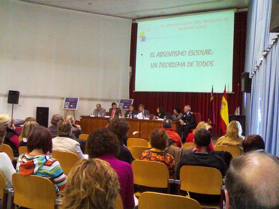 TÉCNICAS MUNICIPALES ASISTEN A LAS III JORNADAS REGIONALES SOBRE PREVENCIÓN DEL “ABSENTISMO ESCOLAR: UN PROBLEMA DE TODOS” CELEBRADAS EN PUERTO LUMBRERAS, Foto 1