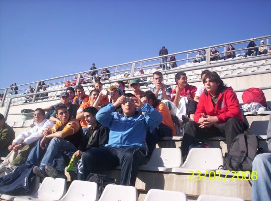 LOS ALUMNOS DEL AULA OCUPACIONAL REALIZAN UNA CONVIVENCIA CON ALUMNOS DE INICIACIÓN PROFESIONAL DE OTRAS LOCALIDADES DURANTE LA VISITA AL CIRCUITO DE VELOCIDAD “RICARDO TORMO” EN CHESTE-VALENCIA (2008), Foto 1