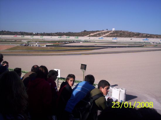 LOS ALUMNOS DEL AULA OCUPACIONAL REALIZAN UNA CONVIVENCIA CON ALUMNOS DE INICIACIÓN PROFESIONAL DE OTRAS LOCALIDADES DURANTE LA VISITA AL CIRCUITO DE VELOCIDAD “RICARDO TORMO” EN CHESTE-VALENCIA (2008), Foto 2