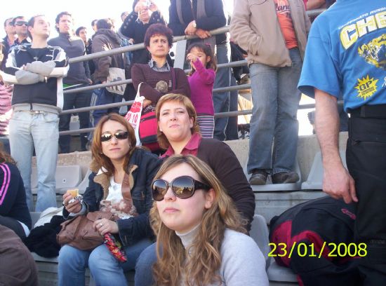 LOS ALUMNOS DEL AULA OCUPACIONAL REALIZAN UNA CONVIVENCIA CON ALUMNOS DE INICIACIÓN PROFESIONAL DE OTRAS LOCALIDADES DURANTE LA VISITA AL CIRCUITO DE VELOCIDAD “RICARDO TORMO” EN CHESTE-VALENCIA (2008), Foto 3