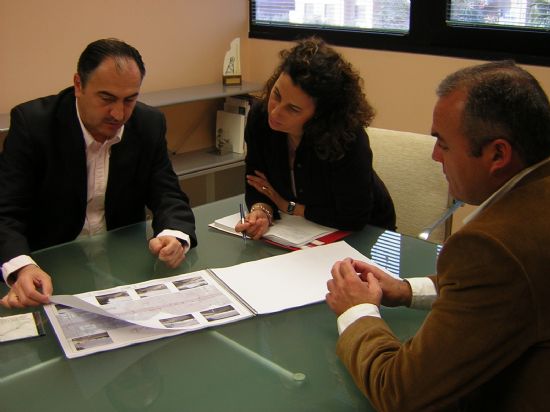 LA CONCEJALÍA DE DEPORTES PRESENTA A LA DIRECTORA GENERAL DE TRANSPORTES Y CARRETERAS EL ANTEPROYECTO DEL CARRIL BICI QUE COMUNICARÁ TOTANA CON EL RESTO DE MUNICIPIOS DE LA COMARCA DEL VALLE GUADALENTÍN (2008), Foto 1