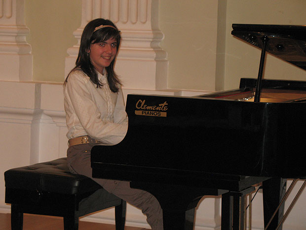 Sigue triunfando la pequeña virtuosa de piano de Totana, Mª Ángeles Ayala Moreno, Foto 1
