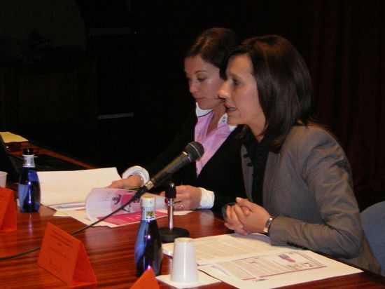 LA CONCEJAL DE MUJER E IGUALDAD DE OPORTUNIDADES Y LA DIRECTORA DEL INSTITUTO DE LA MUJER INICIAN EL PROGRAMA DE ACTIVIDADES CON MOTIVO DEL DÍA DE LA MUJER CON LA PONENCIA “EL PAPEL DE LA FAMILIA. EDUCAR EN VALORES. LA AUTOESTIMA” (2008), Foto 2