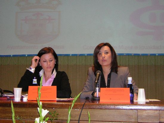 LA CONCEJAL DE MUJER E IGUALDAD DE OPORTUNIDADES Y LA DIRECTORA DEL INSTITUTO DE LA MUJER INICIAN EL PROGRAMA DE ACTIVIDADES CON MOTIVO DEL DÍA DE LA MUJER CON LA PONENCIA “EL PAPEL DE LA FAMILIA. EDUCAR EN VALORES. LA AUTOESTIMA” (2008), Foto 5