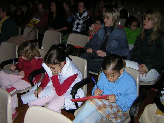 LA CONCEJAL DE MUJER E IGUALDAD DE OPORTUNIDADES Y LA DIRECTORA DEL INSTITUTO DE LA MUJER INICIAN EL PROGRAMA DE ACTIVIDADES CON MOTIVO DEL DÍA DE LA MUJER CON LA PONENCIA “EL PAPEL DE LA FAMILIA. EDUCAR EN VALORES. LA AUTOESTIMA” (2008), Foto 6