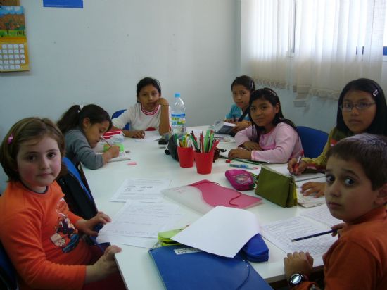 LA CONCEJALÍA DE EDUCACIÓN Y LA ASOCIACIÓN “EL CANDIL” FIRMARÁN UN CONVENIO DE COLABORACÓN POR IMPORTE DE 30.000 EUROS PARA EL DESARROLLO DEL PROYECTO DE PROMOCIÓN EDUCATIVA PARA NIÑOS Y JÓVENES EN SITUACIÓN DE DESIGUALDAD SOCIAL, Foto 2
