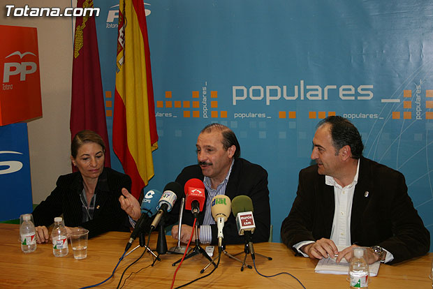 MARTÍNEZ PUJALTE AFIRMA EN TOTANA QUE LOS DIPUTADOS AL CONGRESO DEL PP POR MURCIA TENEMOS EL COMPROMISO DEL TRASVASE DEL EBRO, EL AVE Y EL RECONOCIMIENTO REAL DE LA POBLACIÓN REGIONAL FRENTE A LA CAMPAÑA DEL PSOE DE MIRAR POR EL RETROVISOR HACIA ATRÁS, Foto 1