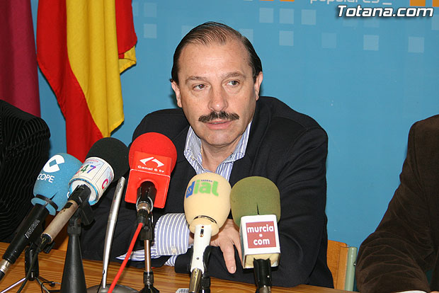 MARTÍNEZ PUJALTE AFIRMA EN TOTANA QUE LOS DIPUTADOS AL CONGRESO DEL PP POR MURCIA TENEMOS EL COMPROMISO DEL TRASVASE DEL EBRO, EL AVE Y EL RECONOCIMIENTO REAL DE LA POBLACIÓN REGIONAL FRENTE A LA CAMPAÑA DEL PSOE DE MIRAR POR EL RETROVISOR HACIA ATRÁS, Foto 2