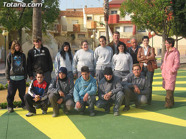 ALUMNOS-TRABAJADORES DE LA ESCUELA TALLER SANTA EULALIA REHABILITAN EL “JARDÍN DEL CONDADO” EN EL BARRIO DE “LA CERÁMICA”, Foto 1