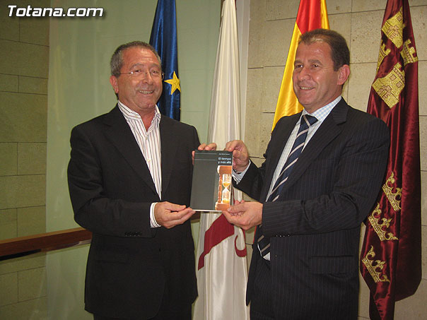 SE PRESENTA EL LIBRO EL TIEMPO Y MÁS ALLÁ, DE JOSÉ MARÍA CAMPOS Y DEL QUE SE HAN EDITADO 500 EJEMPLARES, Foto 1