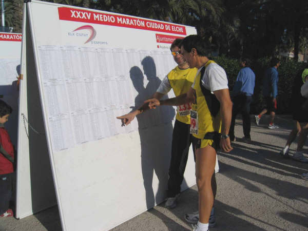 MIEMBROS DEL CLUB DE ATLETISMO ÓPTICA SANTA EULALIA PARTICIPARON EN LA 35ª EDICIÓN DE LA MEDIA MARATÓN “CIUDAD DE ELCHE”, Foto 4
