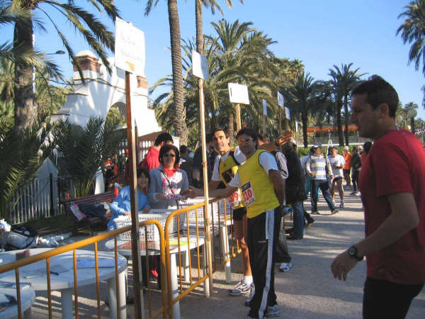 MIEMBROS DEL CLUB DE ATLETISMO ÓPTICA SANTA EULALIA PARTICIPARON EN LA 35ª EDICIÓN DE LA MEDIA MARATÓN “CIUDAD DE ELCHE”, Foto 5